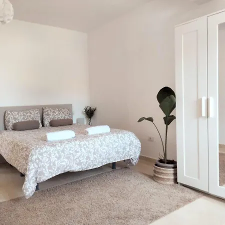 ゲストハウス La Casita アロナ